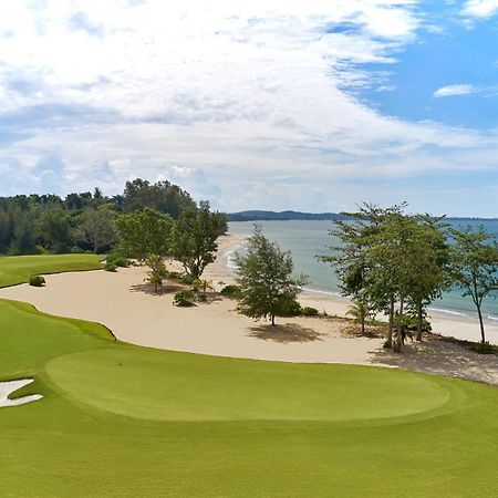 The Westin Desaru Coast Resort Exteriér fotografie The 18th green at the Straits Course