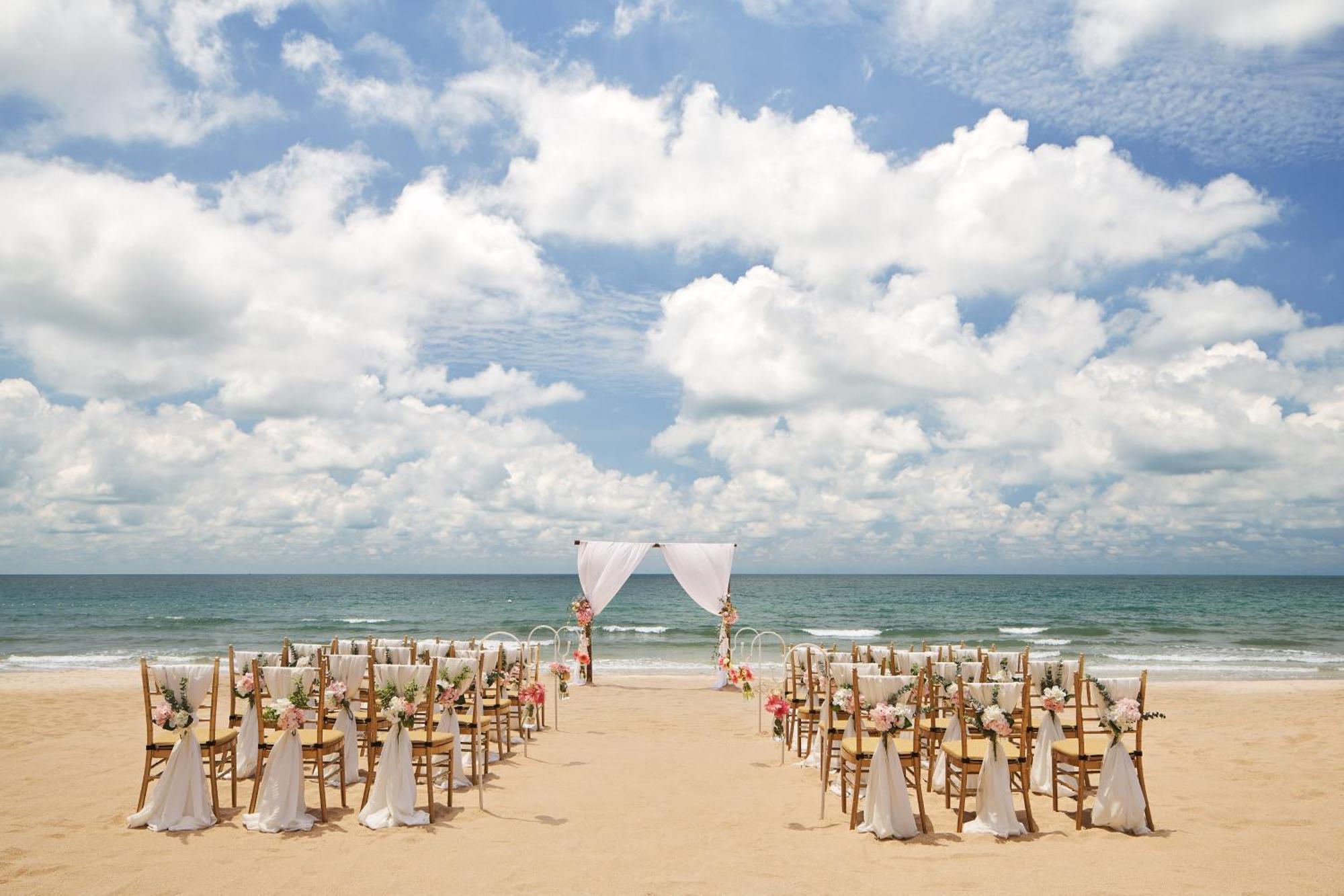 The Westin Desaru Coast Resort Exteriér fotografie Beach wedding