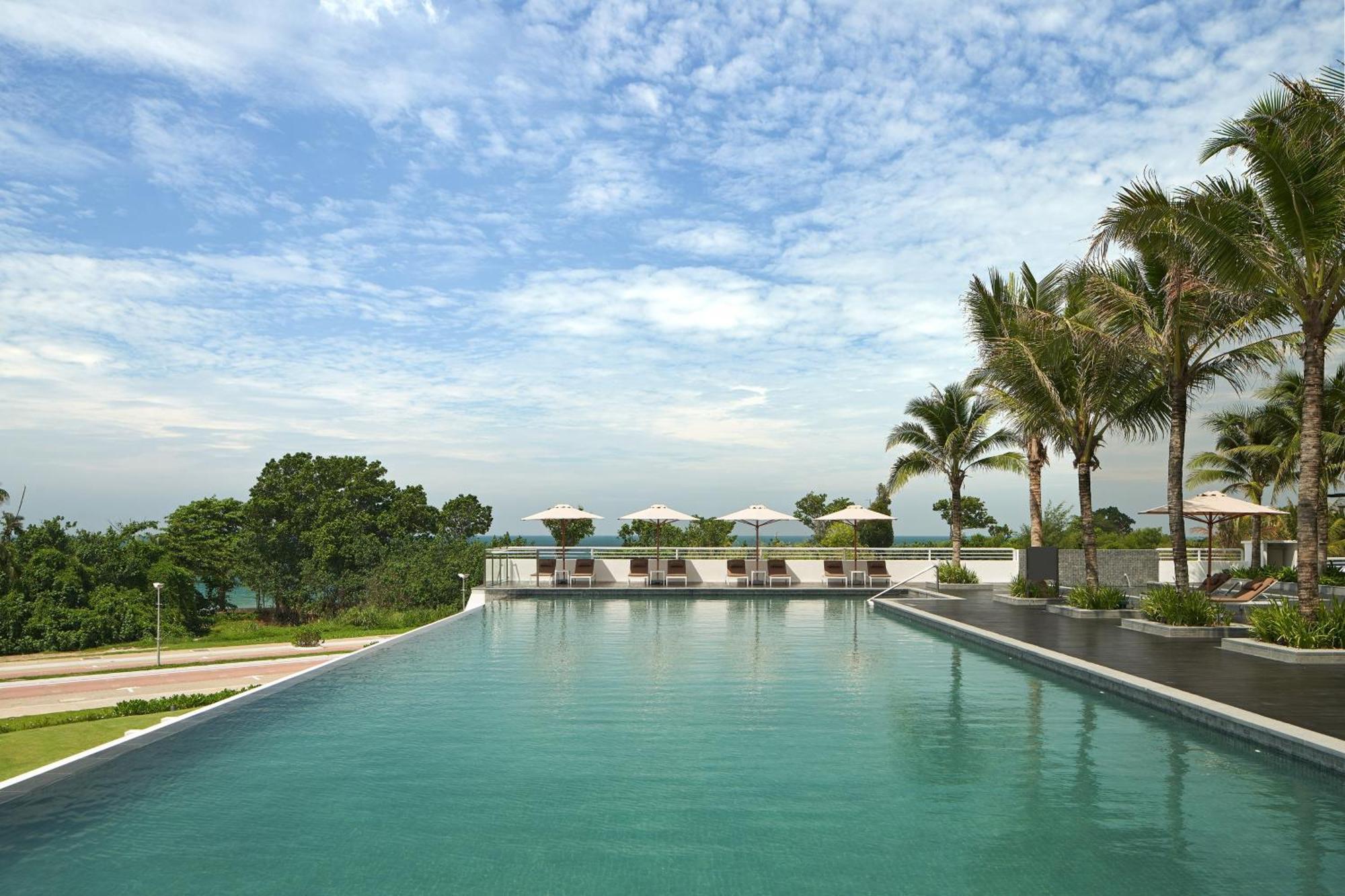 The Westin Desaru Coast Resort Exteriér fotografie Infinity pool at the resort