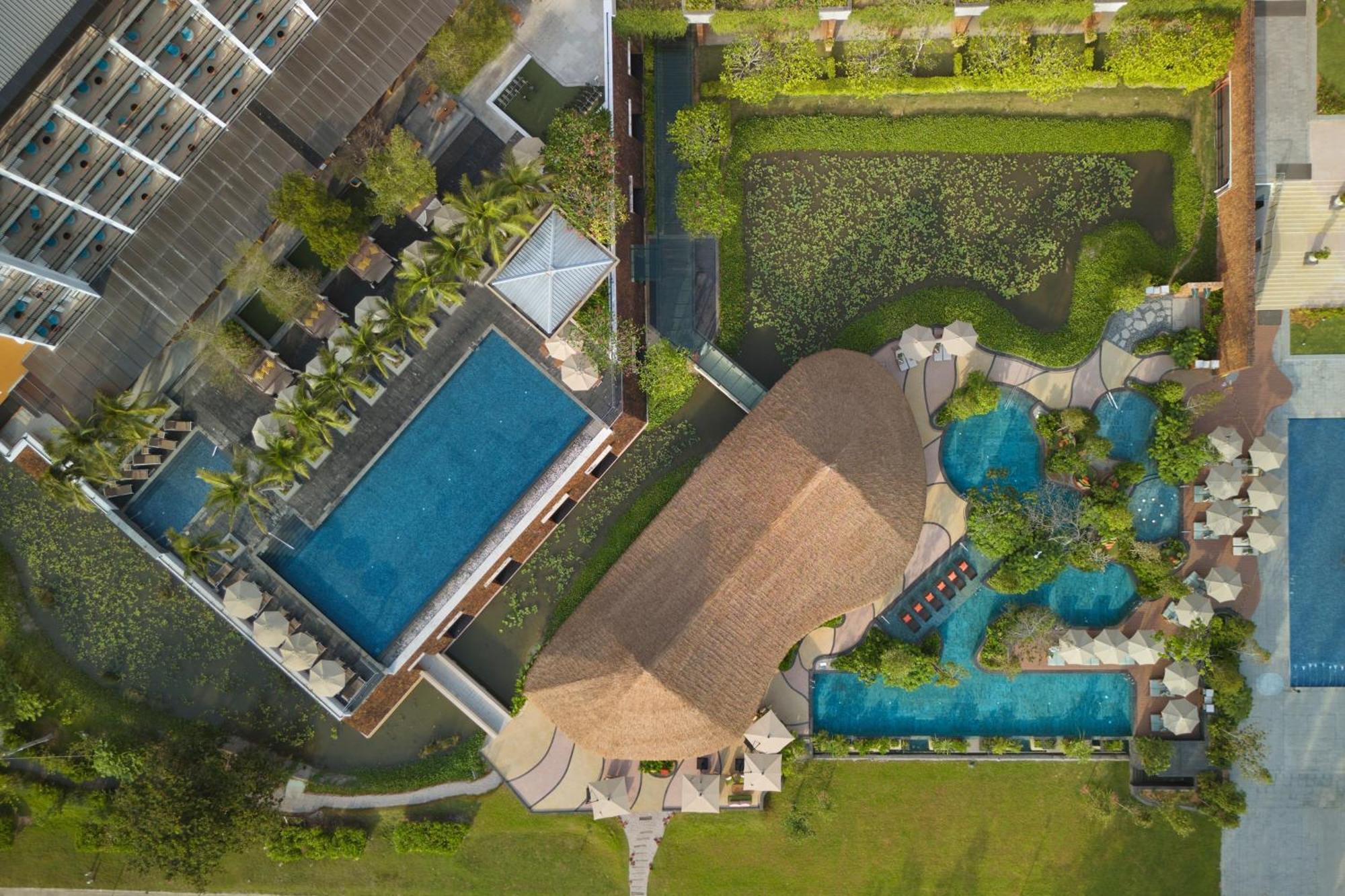 The Westin Desaru Coast Resort Exteriér fotografie Aerial view of the pool and the clubhouse
