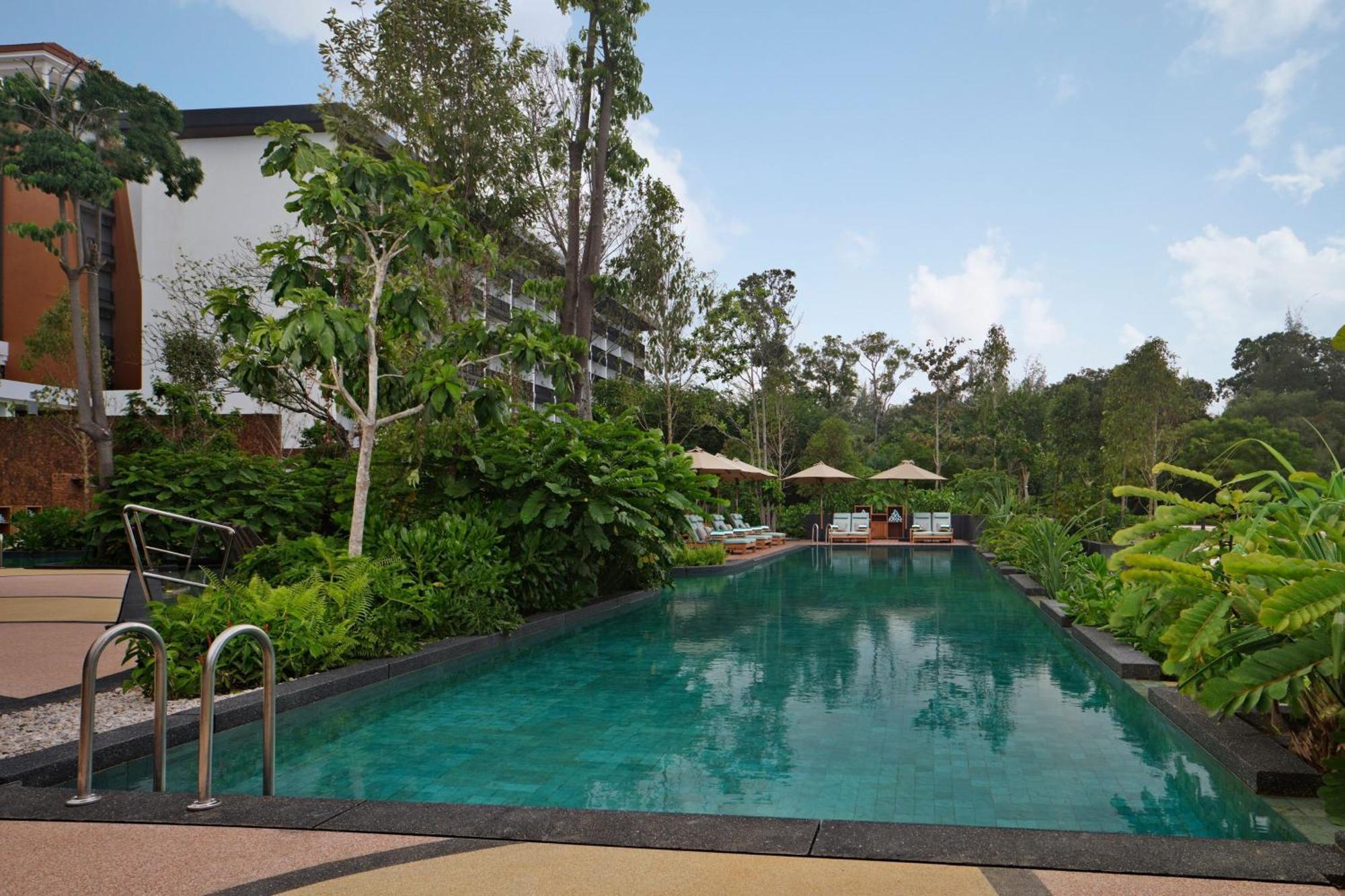 The Westin Desaru Coast Resort Exteriér fotografie The swimming pool at the hotel
